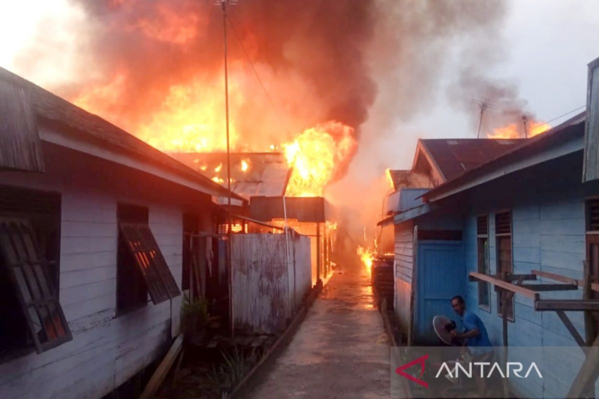 Delapan rumah di Kapuas ludes terbakar jelang buka puasa