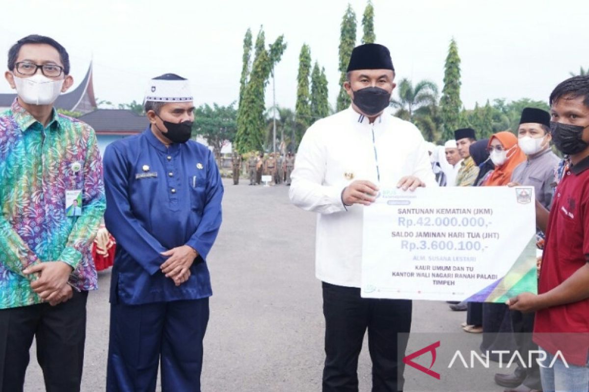 Perangkat Nagari Ranah Palabi Dharmasraya terima santunan BPJAMSOSTEK