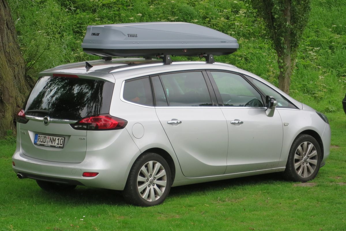 Tips pasang roof box di atap mobil untuk persiapan mudik Lebaran