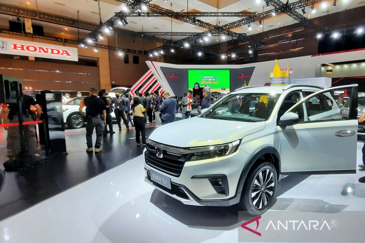 Melihat lebih dekat mobil All New Honda BR-V dan Suzuki XL7 FF