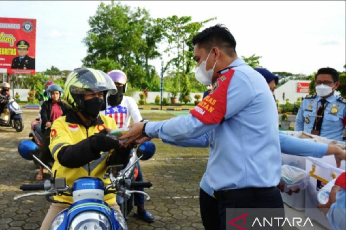 Imigrasi Palembang bagikan takjil ke  tukang ojek untuk berbuka puasa