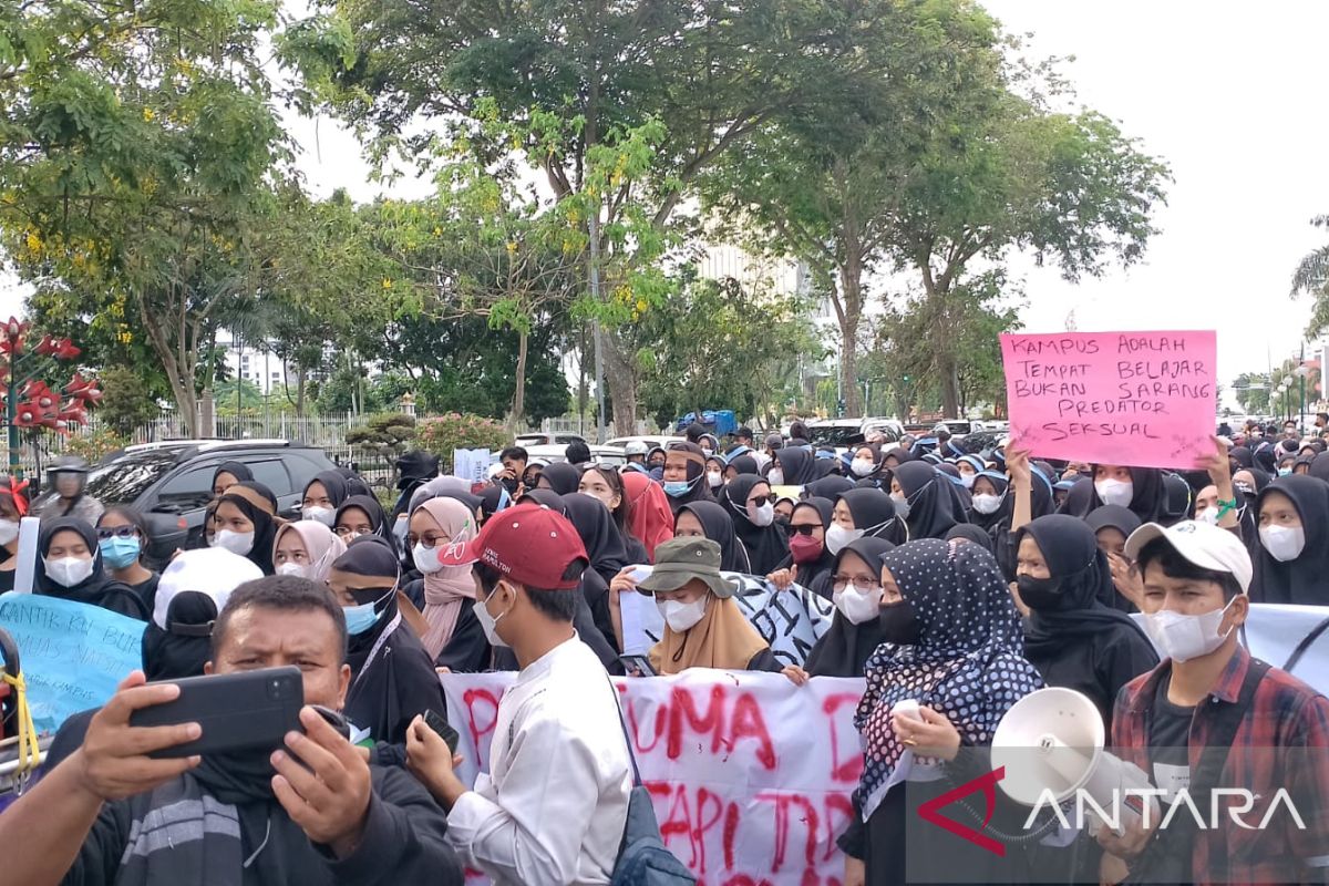 Perempuan di Pekanbaru tolak pembebasan Dekan nonaktif UNRI