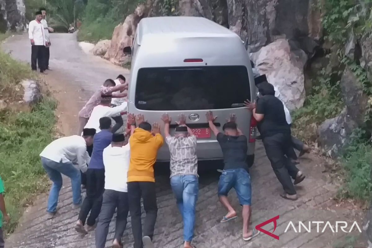 Warga Solok Ambah yang mendamba akses jalan "biasa"