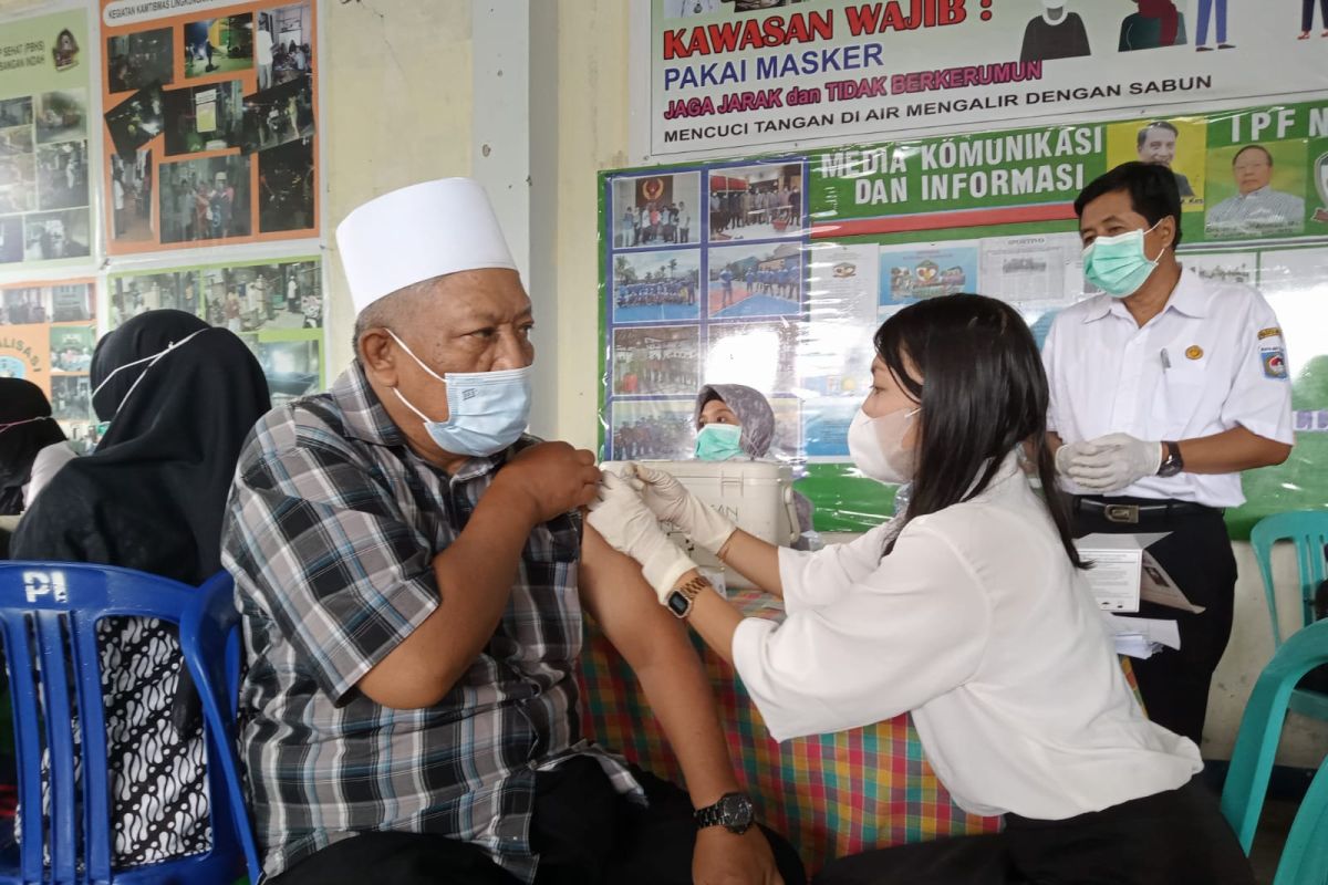 Pemkot Mataram memfasilitasi layanan vaksinasi penguat setelah tarawih