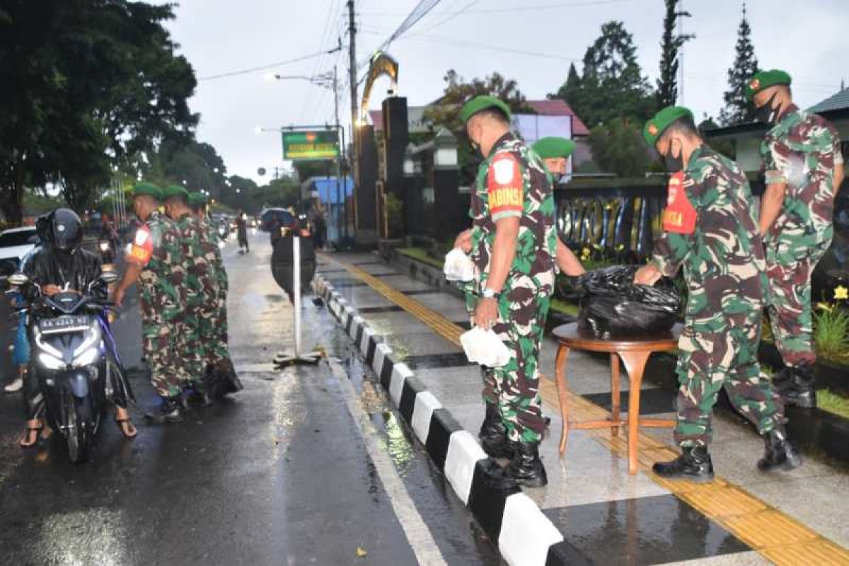 Kodim Wonosobo bagi takjil kepada  masyarakat