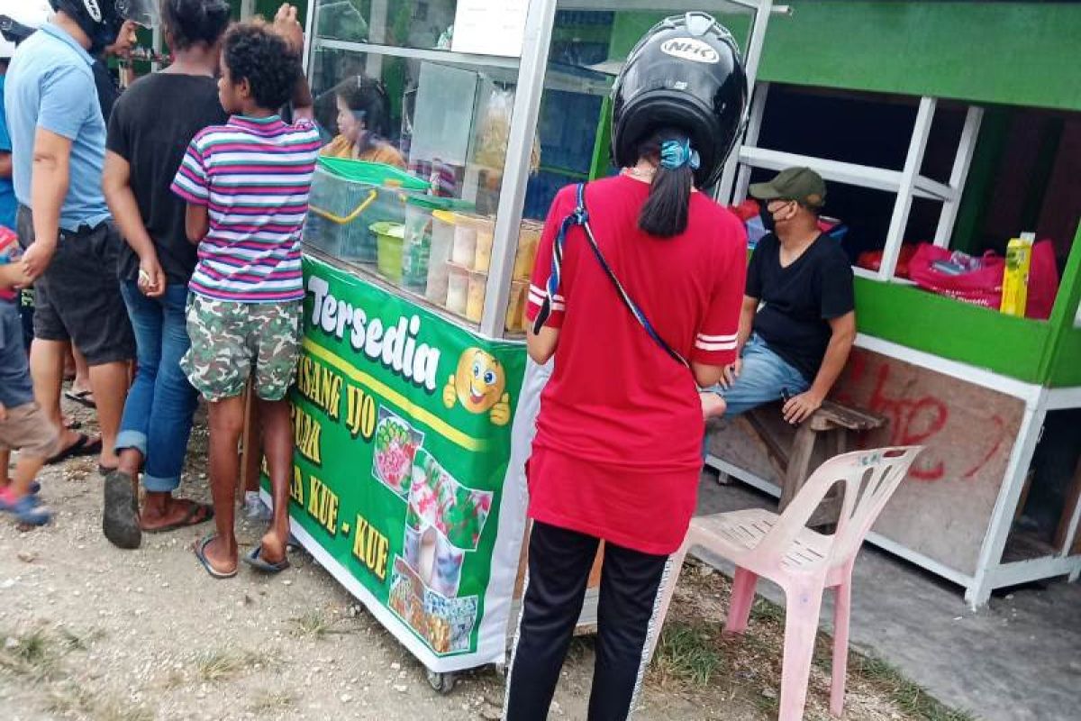 Es pisang ijo dan kue Barongko menu buka berpuasa diminati warga Biak