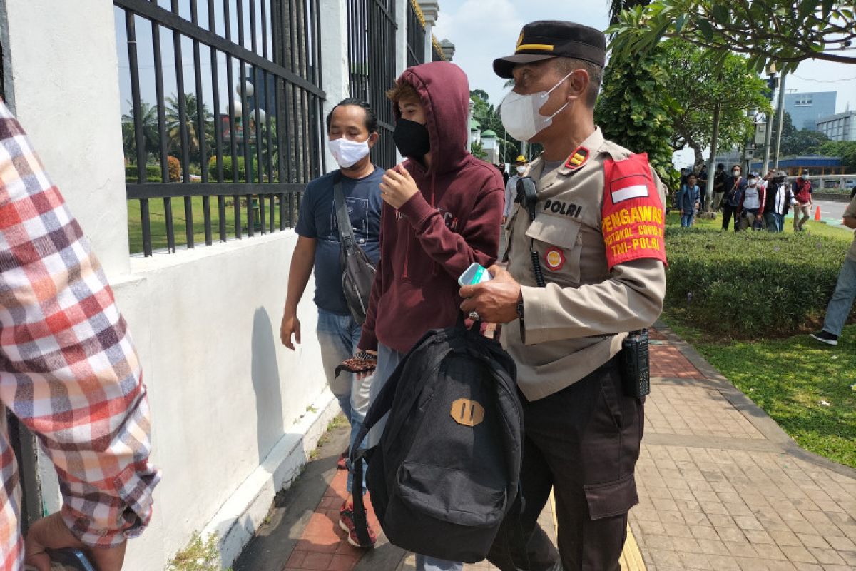 Polisi tangkap pemuda berseragam SMA depan gedung DPR RI