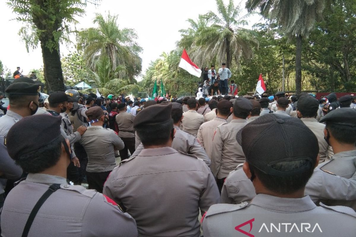 Seorang Perwira Brimob Polda Sultra meninggal saat tugas pengamanan unjuk rasa