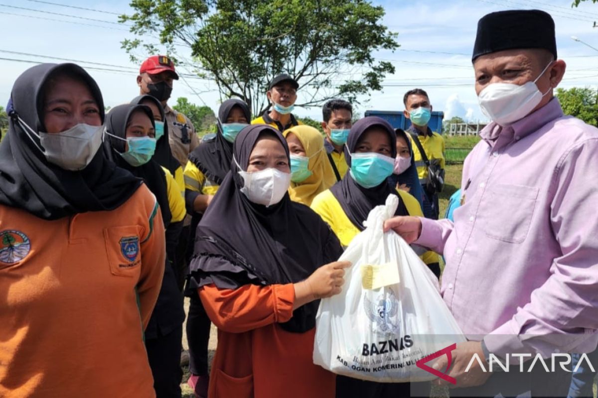 Baznas OKU Timur salurkan bantuan  800 paket sembako