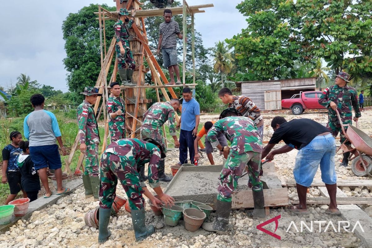 Satgas 711/RKS bantu warga Keerom bangun tempat ibadah