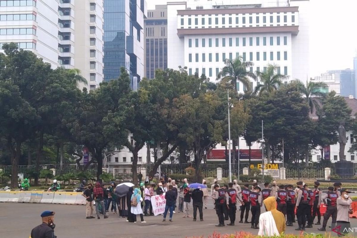 Demo mahasiwa, hujan gerimis bubarkan pengunjuk rasa di Monas