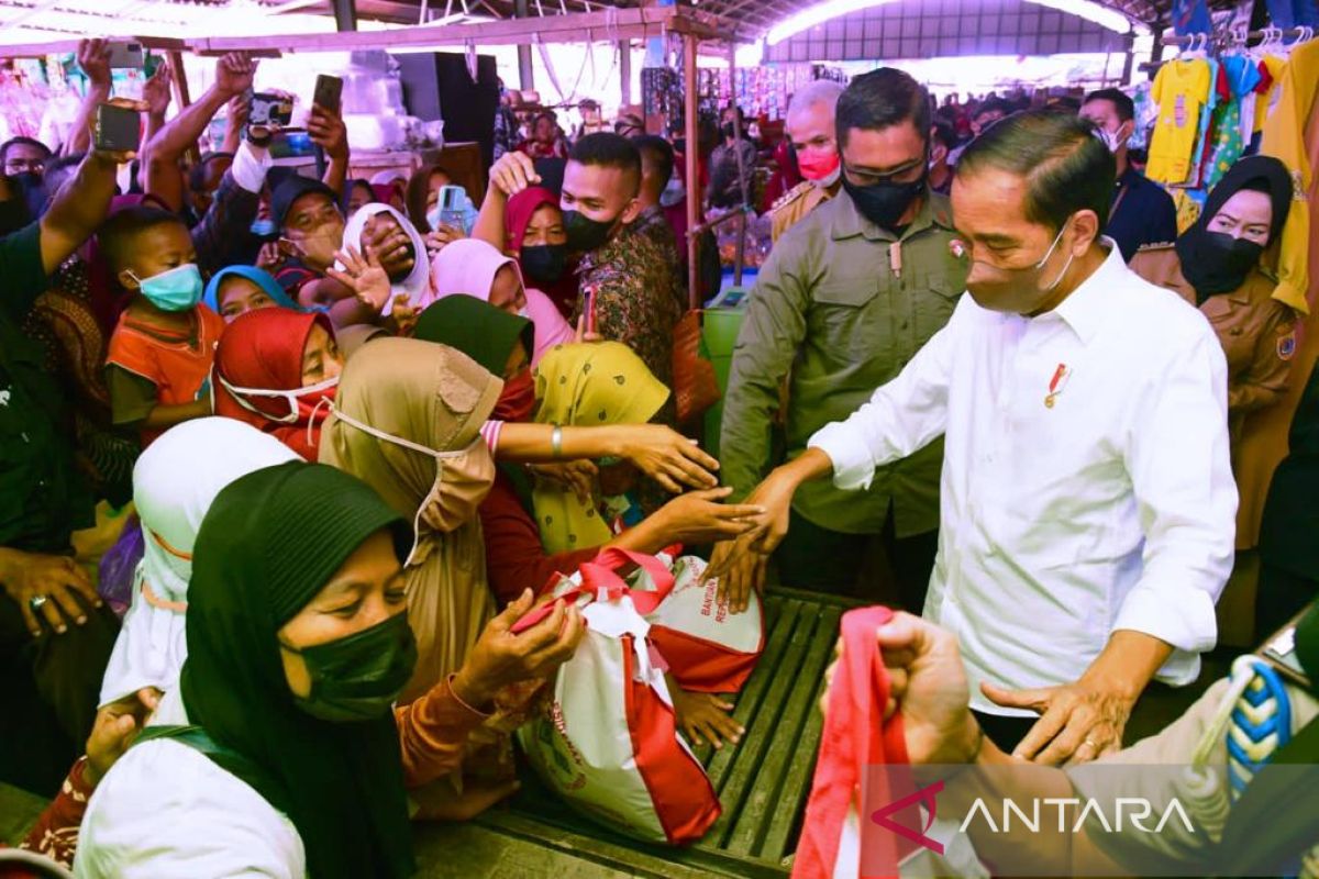 Presiden bagikan bansos di Pasar Tanjung dan Pasar Bulakamba Brebes