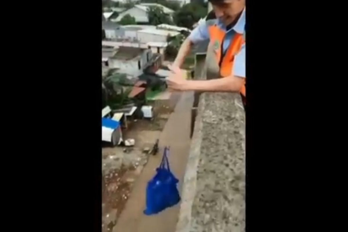 Petugas gerbang tol beli takjil dengan kode "mancing mas"