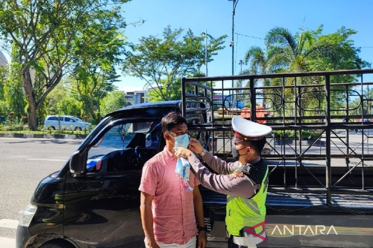 Sat Lantas Polres Kampar berbagi masker