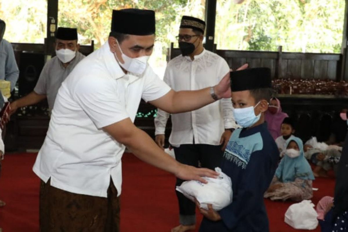 Gus Yasin ingatkan masyarakat berzakat melalui lembaga resmi