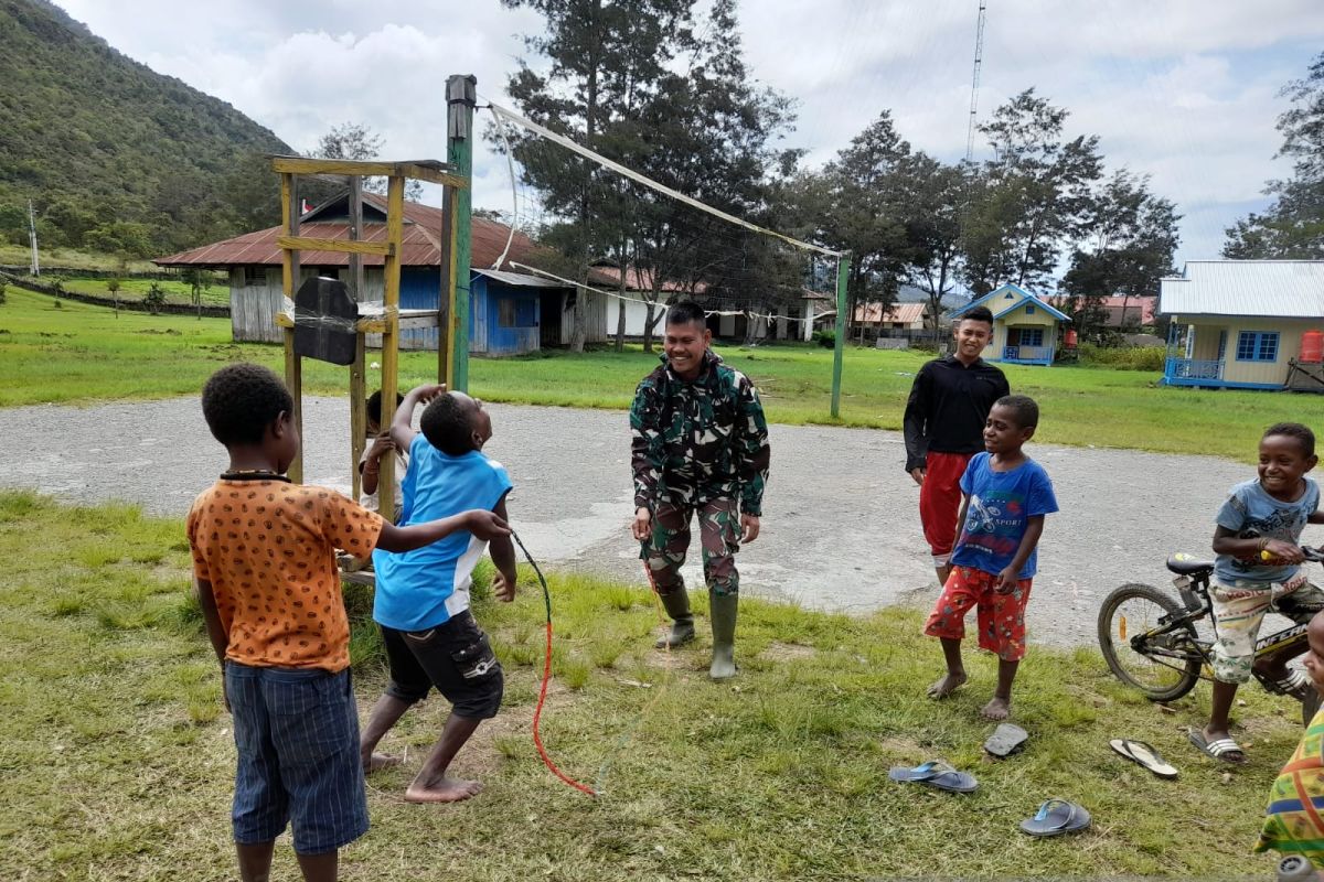 Satgas Pamtas mengisi liburan dengan berolahraga bersama anak Bolakme