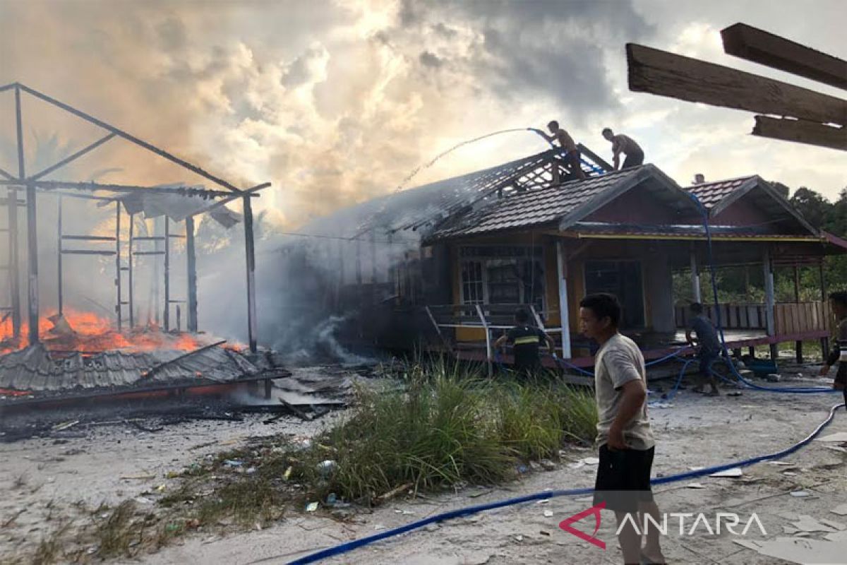 Dalam sehari, dua  kebakaran menimpa pemukiman warga di Kapuas