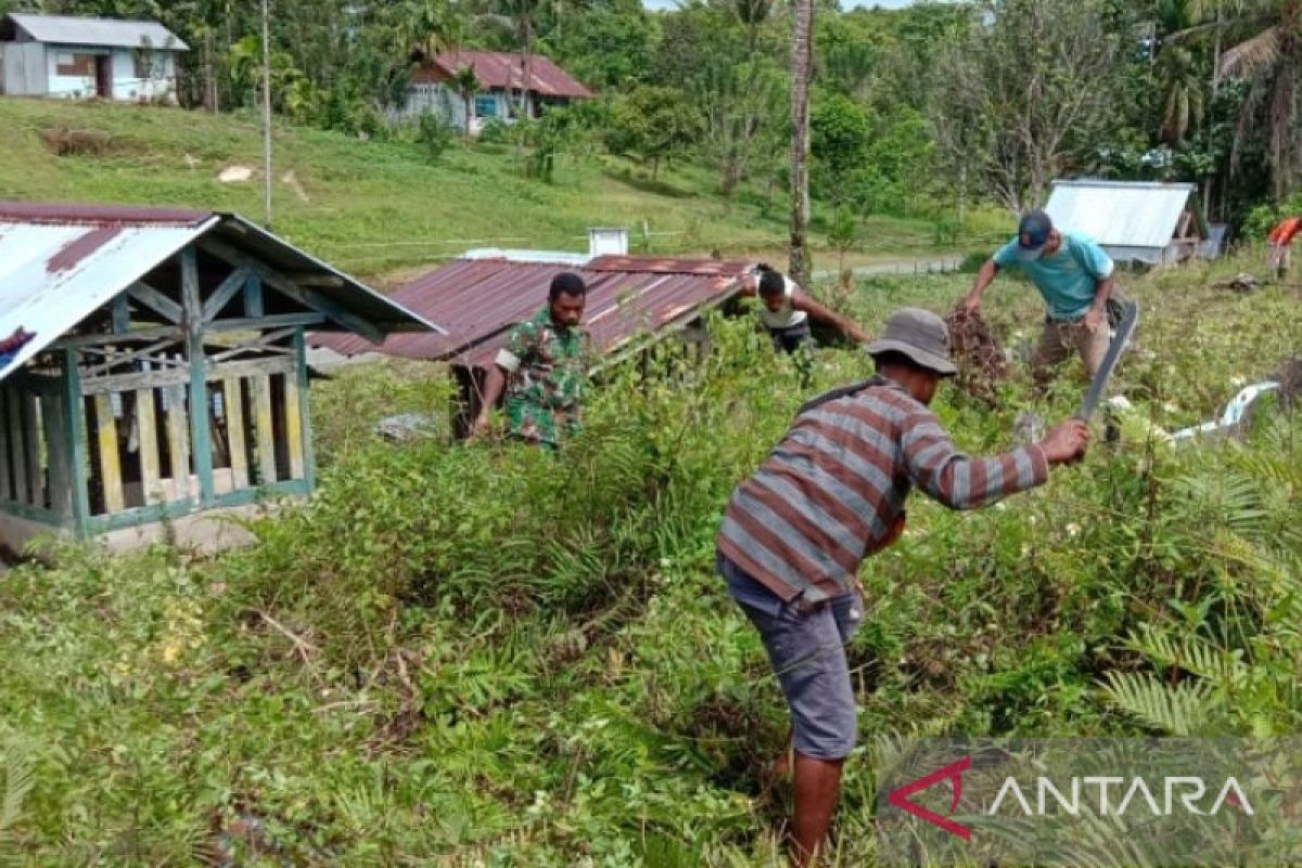 Koramil Biak bantu warga bersihkan areal pemakaman umum Kampung Saukobye