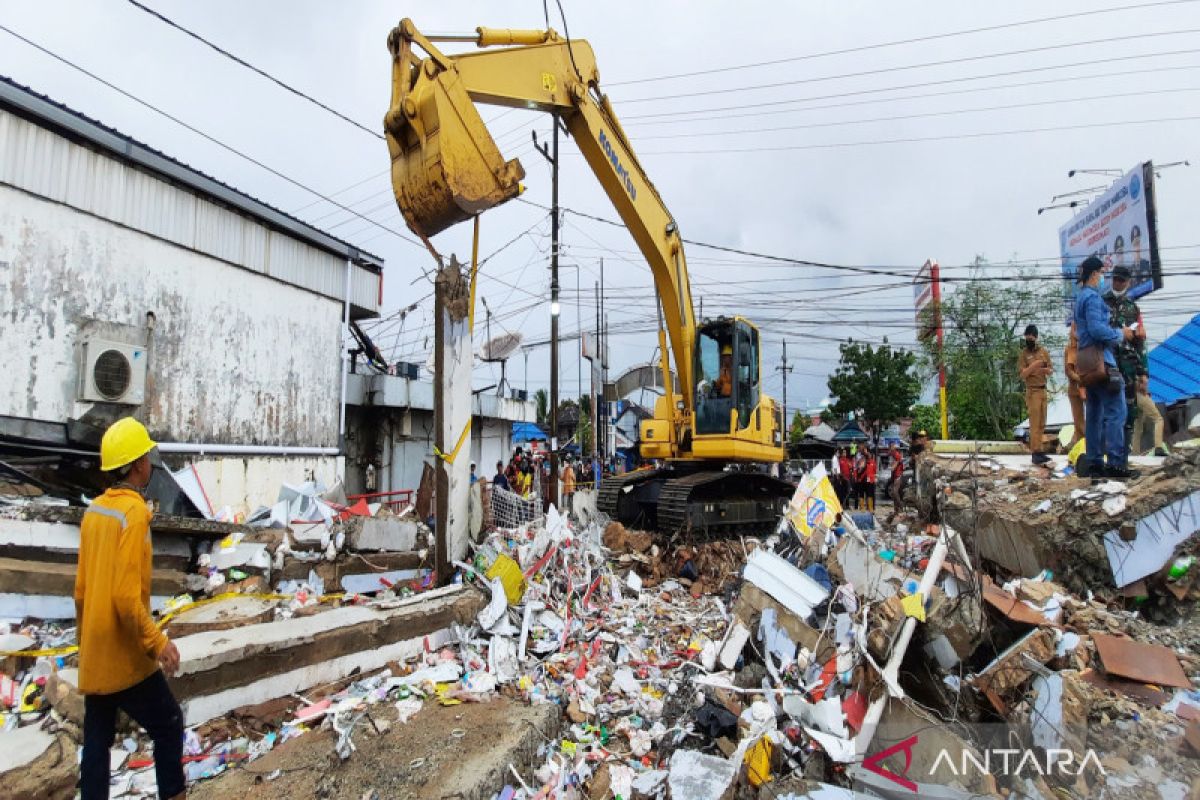 Empat korban ditemukan meninggal tertimbun minimarket runtuh di Kalsel