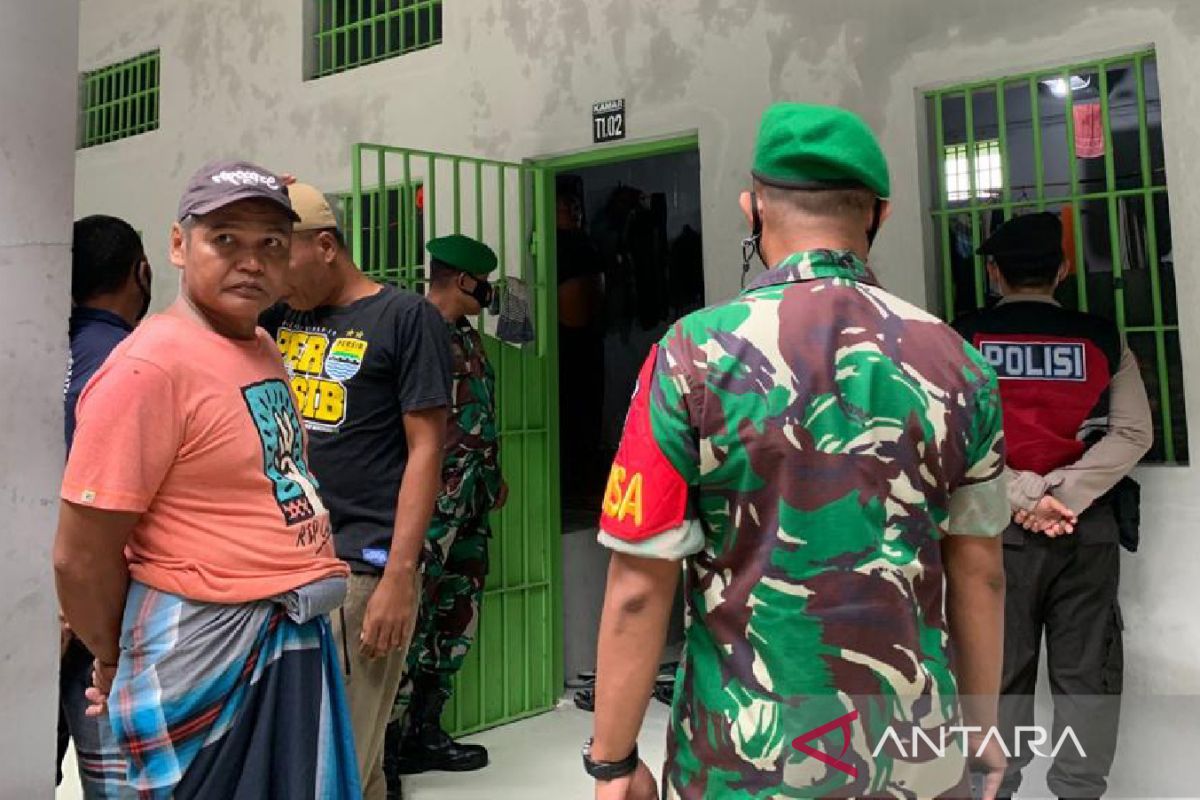 Aparat gabungan menggelar razia barang terlarang di Lapas Mataram