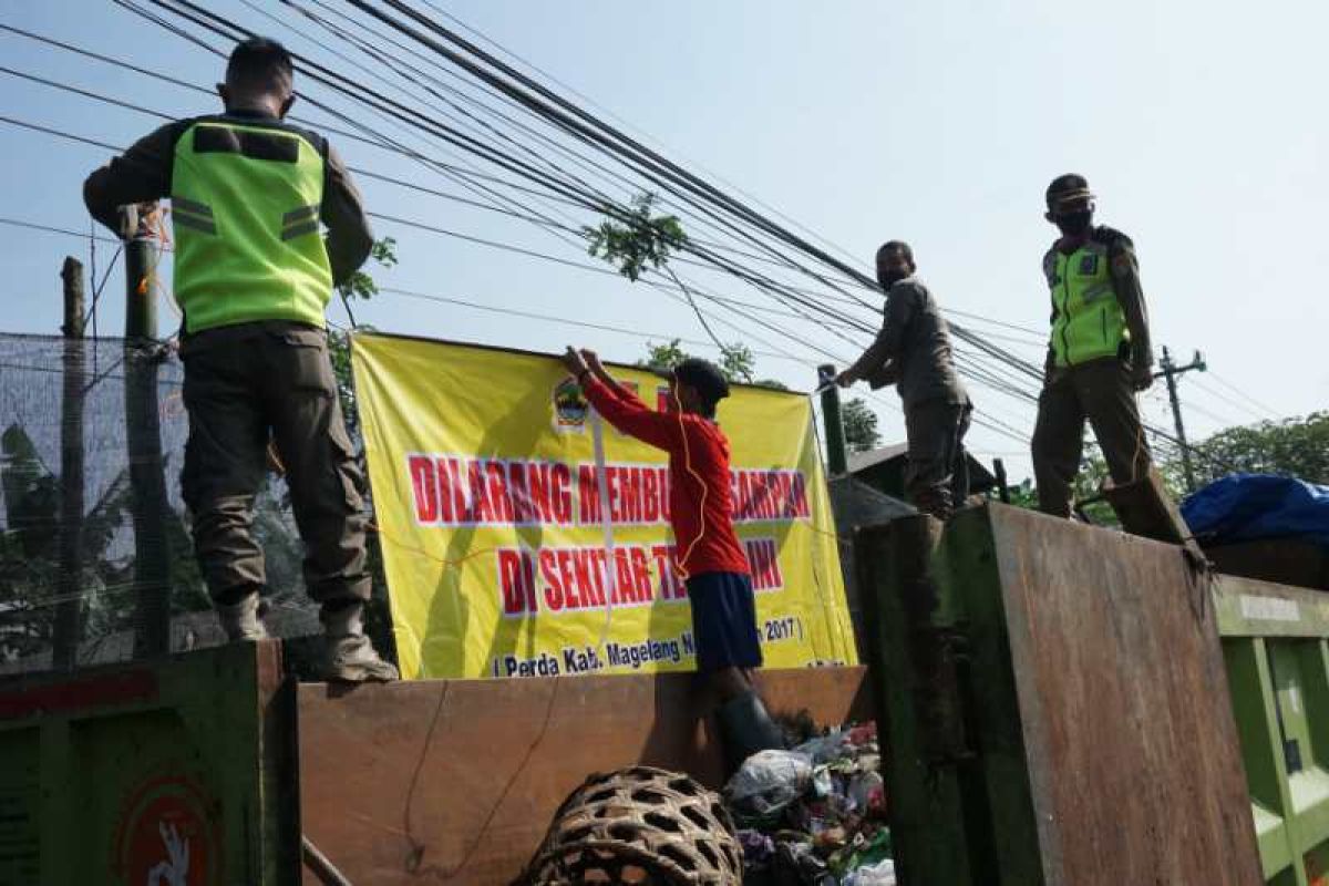 Satpol PP Magelang tutup TPS  Setro