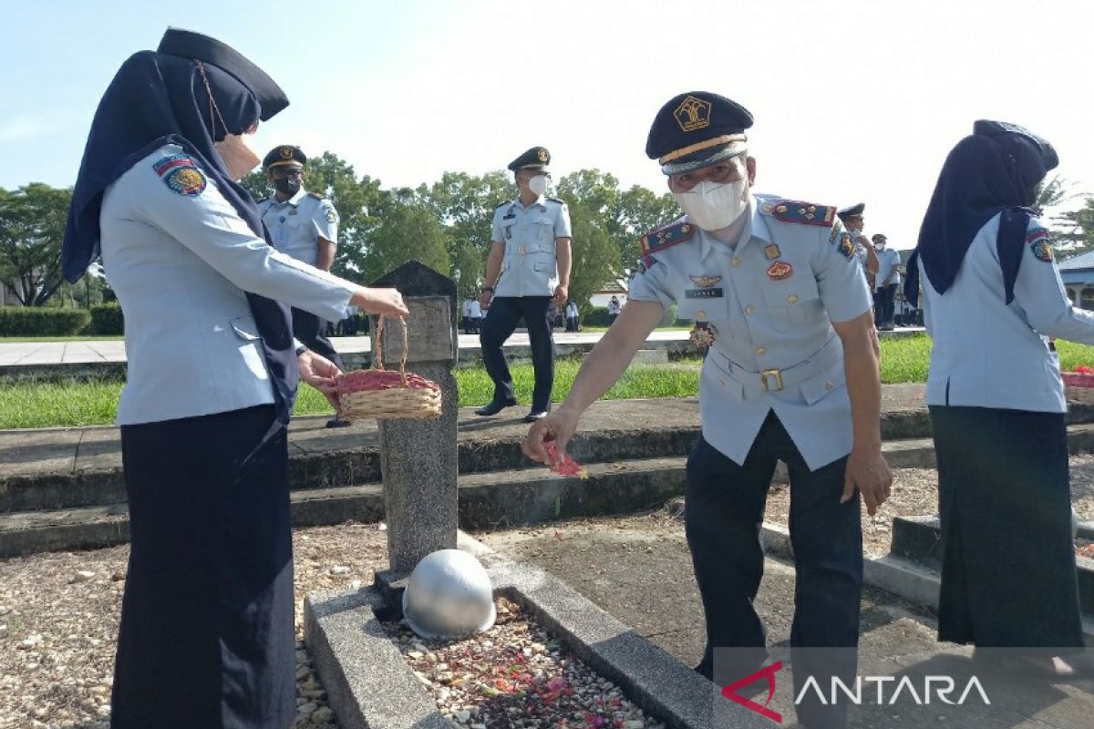 Lapas Kendari tabur bunga untuk mengenang jasa pahlawan di TMP Watubangga