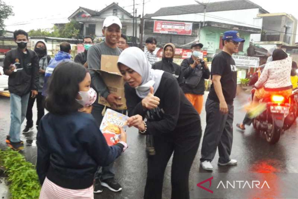 Ngabuburit di Temanggung, anggota DPD RI bagikan produk UMKM