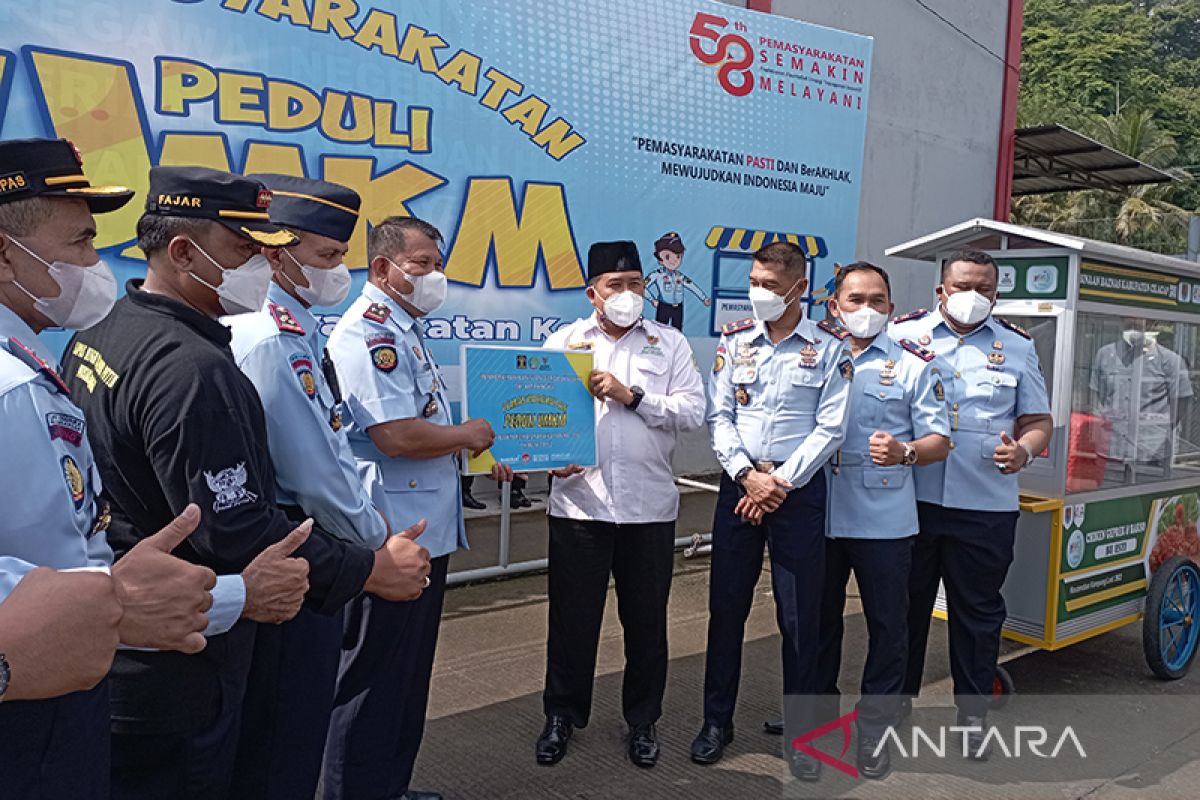 UPT Pemasyarakatan Nusakambangan serahkan bantuan gerobak  UMKM