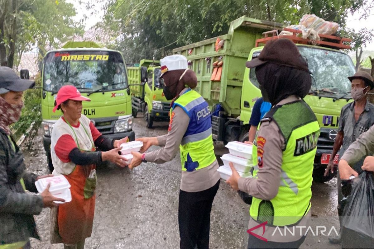 Polwan berbagi takjil dan ingatkan prokes warga seputar TPA Mojorejo