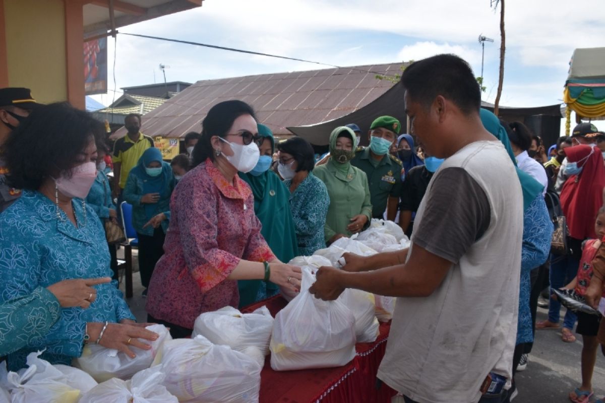 Seribu sembako murah PKK Kapuas ludes terjual