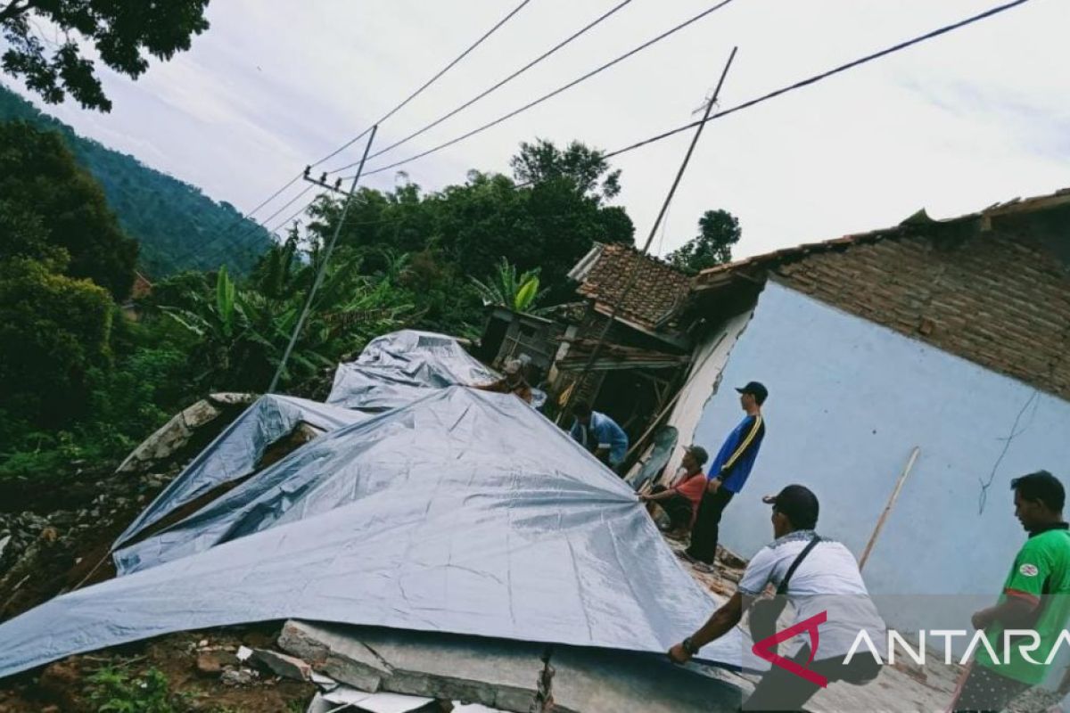 Tiga rumah di Probolinggo akibat bencana longsor