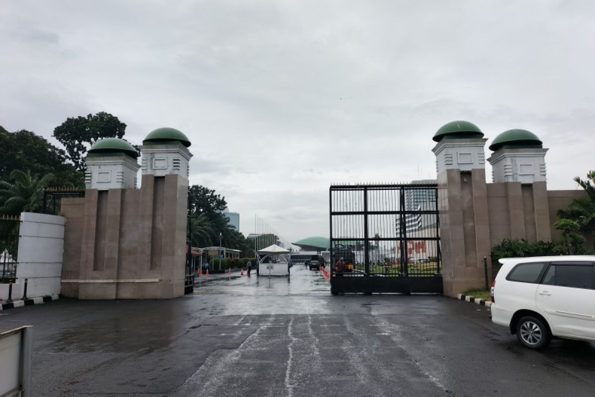 Ratusan polisi jaga Gedung Parlemen jelang demo mahasiswa