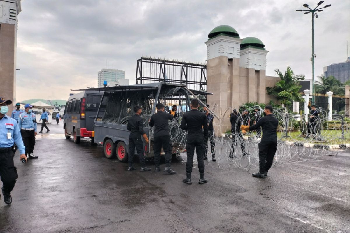 Petugas pasang kawat berduri di gerbang utama Gedung Parlemen