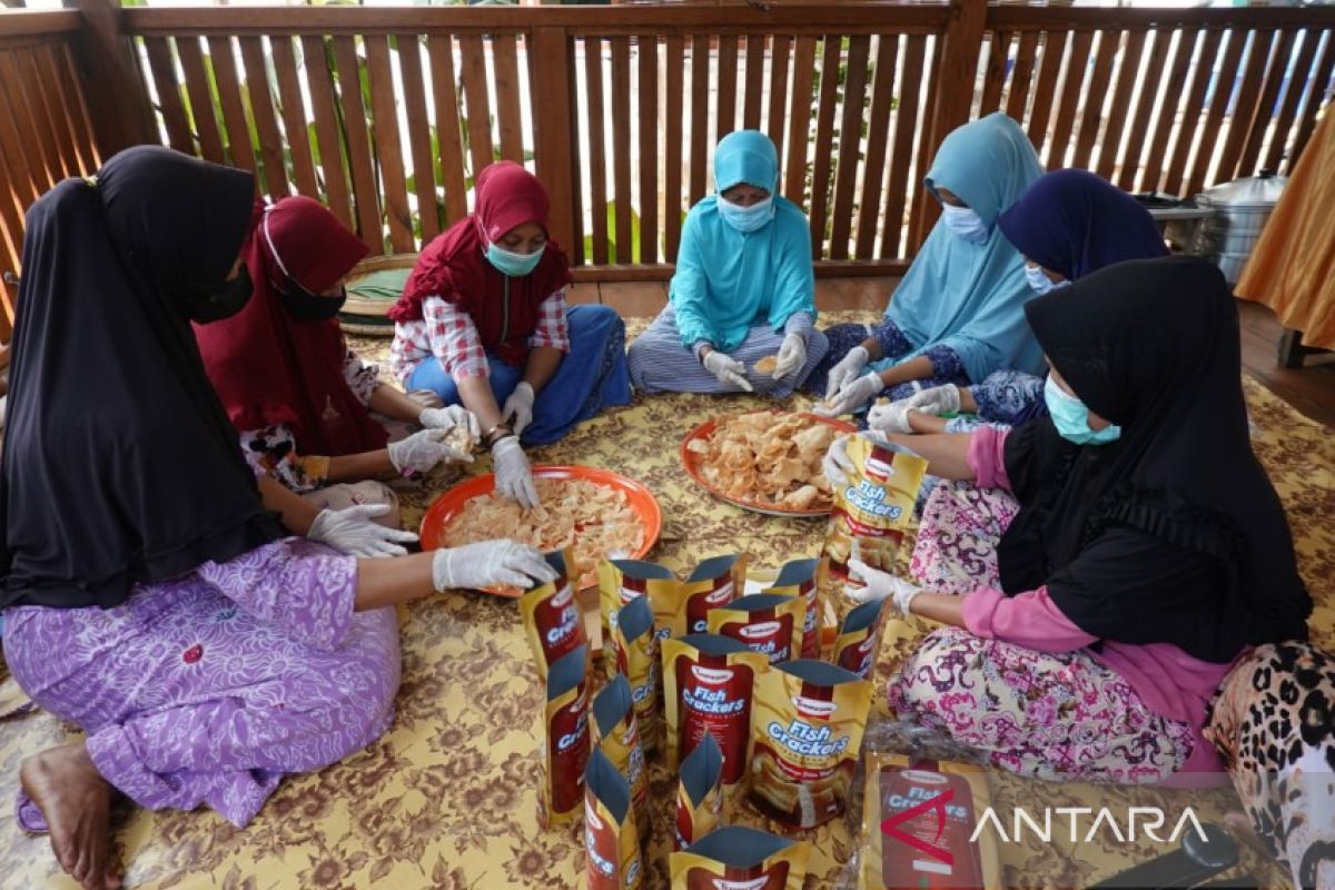 Kaum perempuan Desa Kulati Wakatobi mengembangkan keripik ikan simba