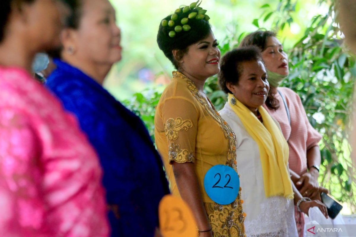 Perempuan Sentani gelar peragaan busana meriahkan Hari Kartini