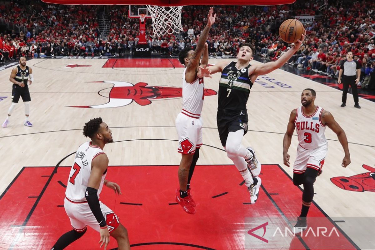 Bucks rebut Gim 3 demi  ungguli Bulls 2-1