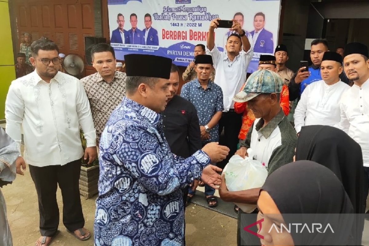 Anggota DPR RI ini berbagi 1.300 paket sembako di Kampar