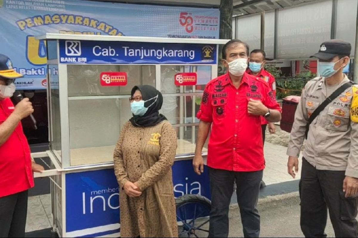 Lapas Rajabasa berikan bantuan satu unit gerobak kepada pensiunan petugas Lapas