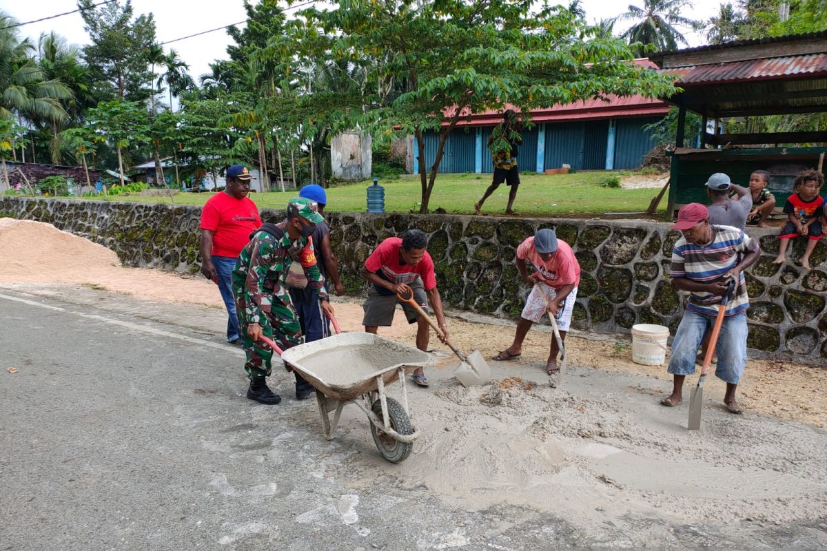 Koramil Biak Utara bantu warga perbaiki bahu jalan Kampung Mnuswor