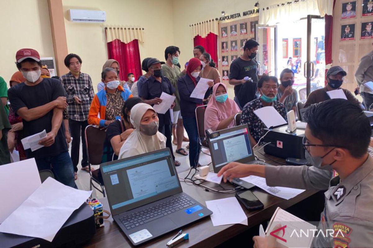 800 warga nelayan dan PKL di Mataram menerima bantuan tunai pemerintah