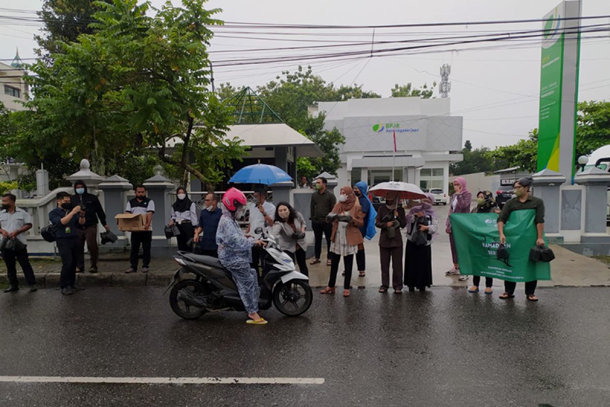 BPJAMSOSTEK Purwokerto bagikan takjil kepada pengguna jalan