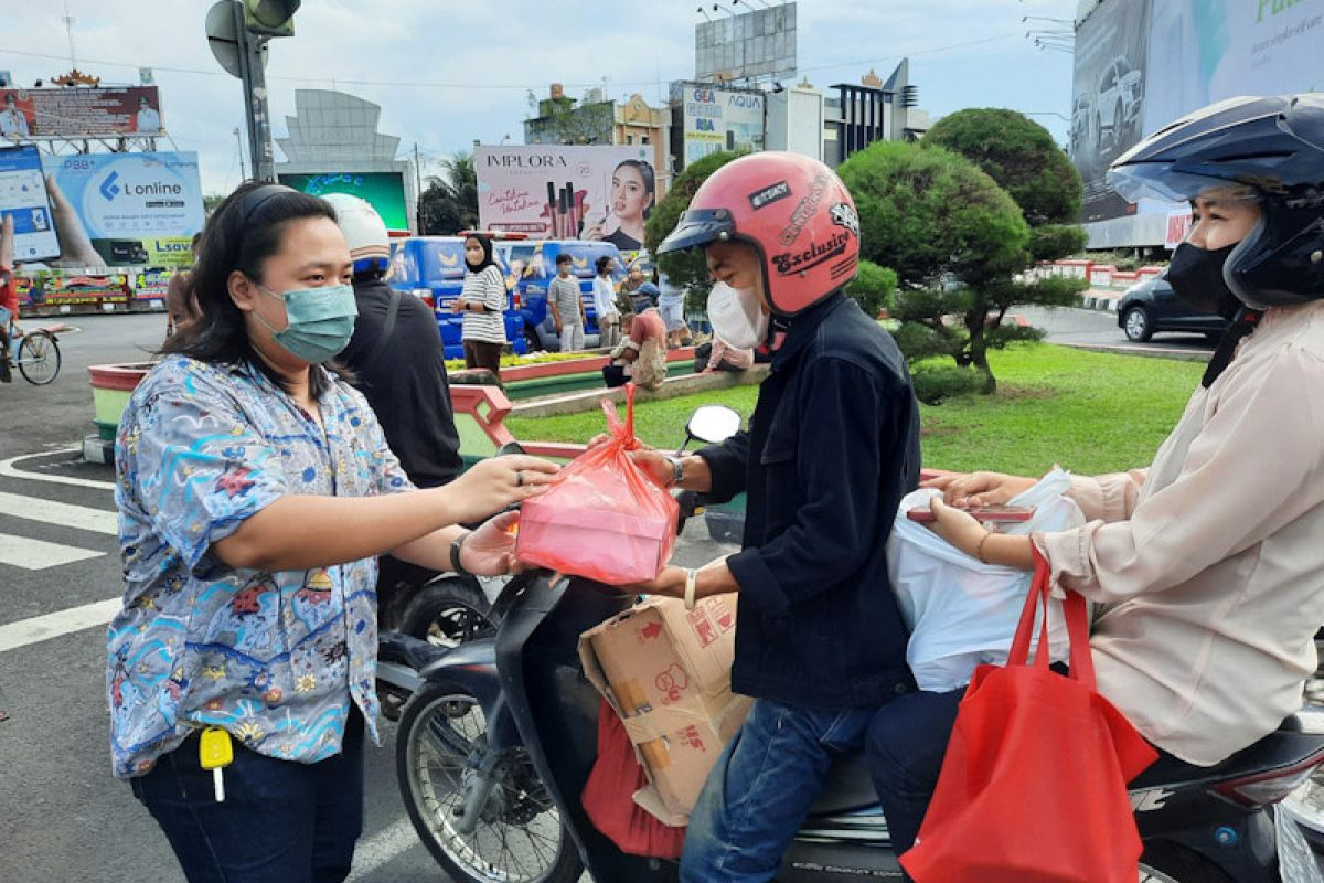 Peduli sesama, Ailaa Shop bagikan ratusan nasi kotak dan takjil kepada pengendara