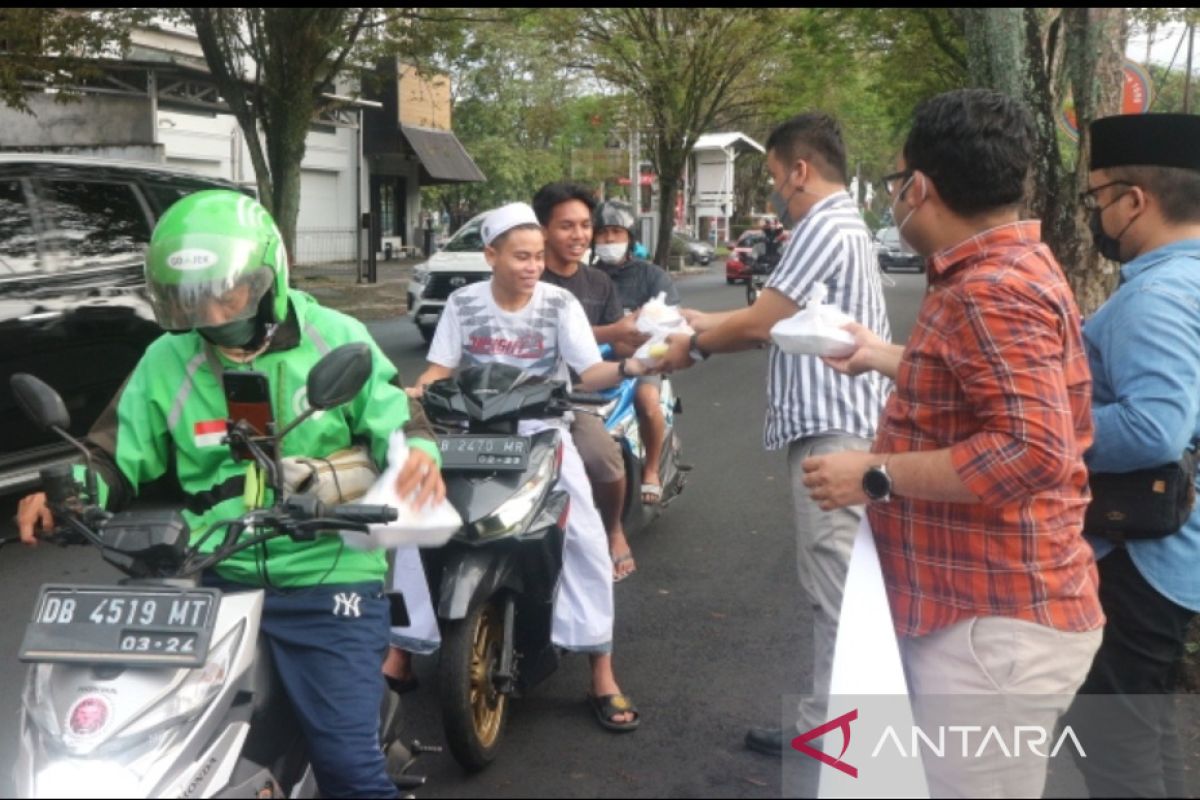 BPJAMSOSTEK berbagi takjil ojol dan sopir angkot di Kota Manado