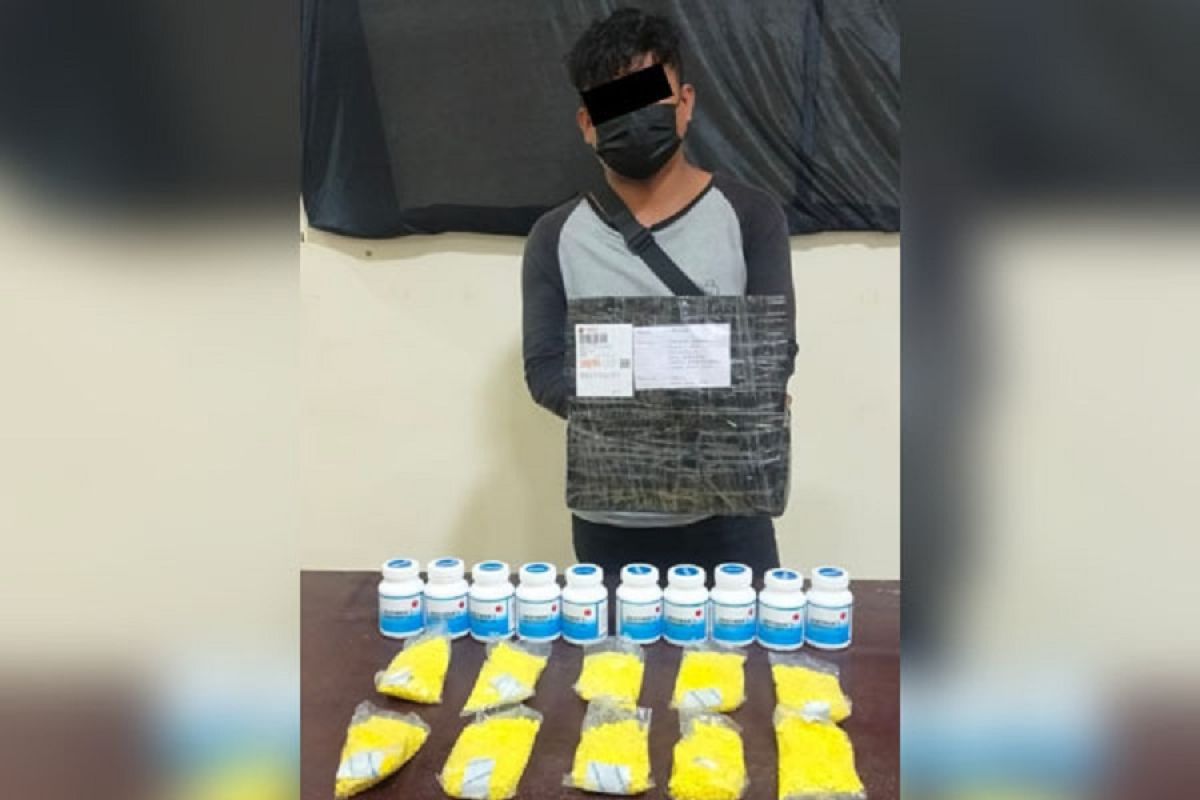 Polisi meringkus pengedar saat ambil paket obat keras di Manado