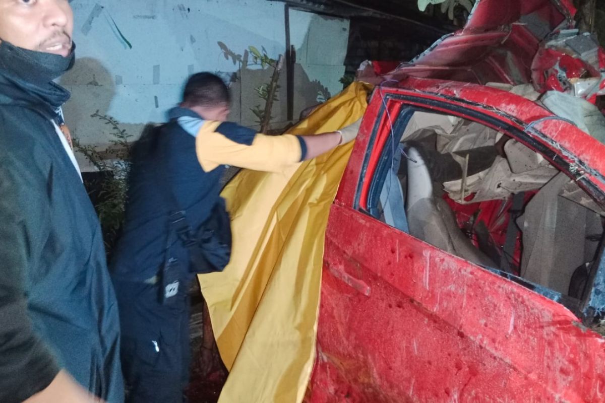 Tiga orang jadi korban kecelakaan mobil tertabrak KA di kawasan Kebonsari