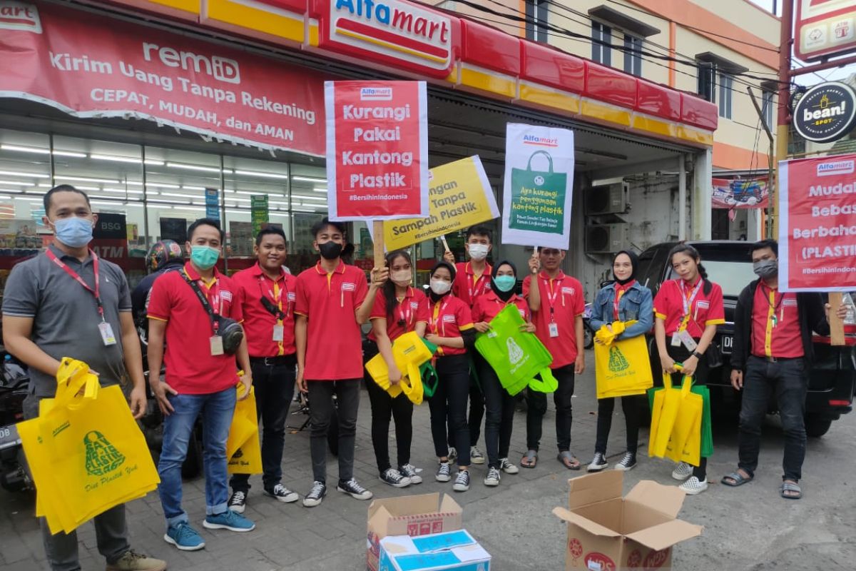 Alfamart Bagi Tas Ecobag dan Bagi Takjil Serentak