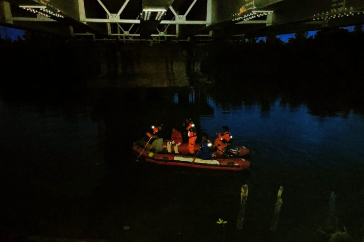 Sedang mencari kerang seorang anak ini hilang diterkam buaya