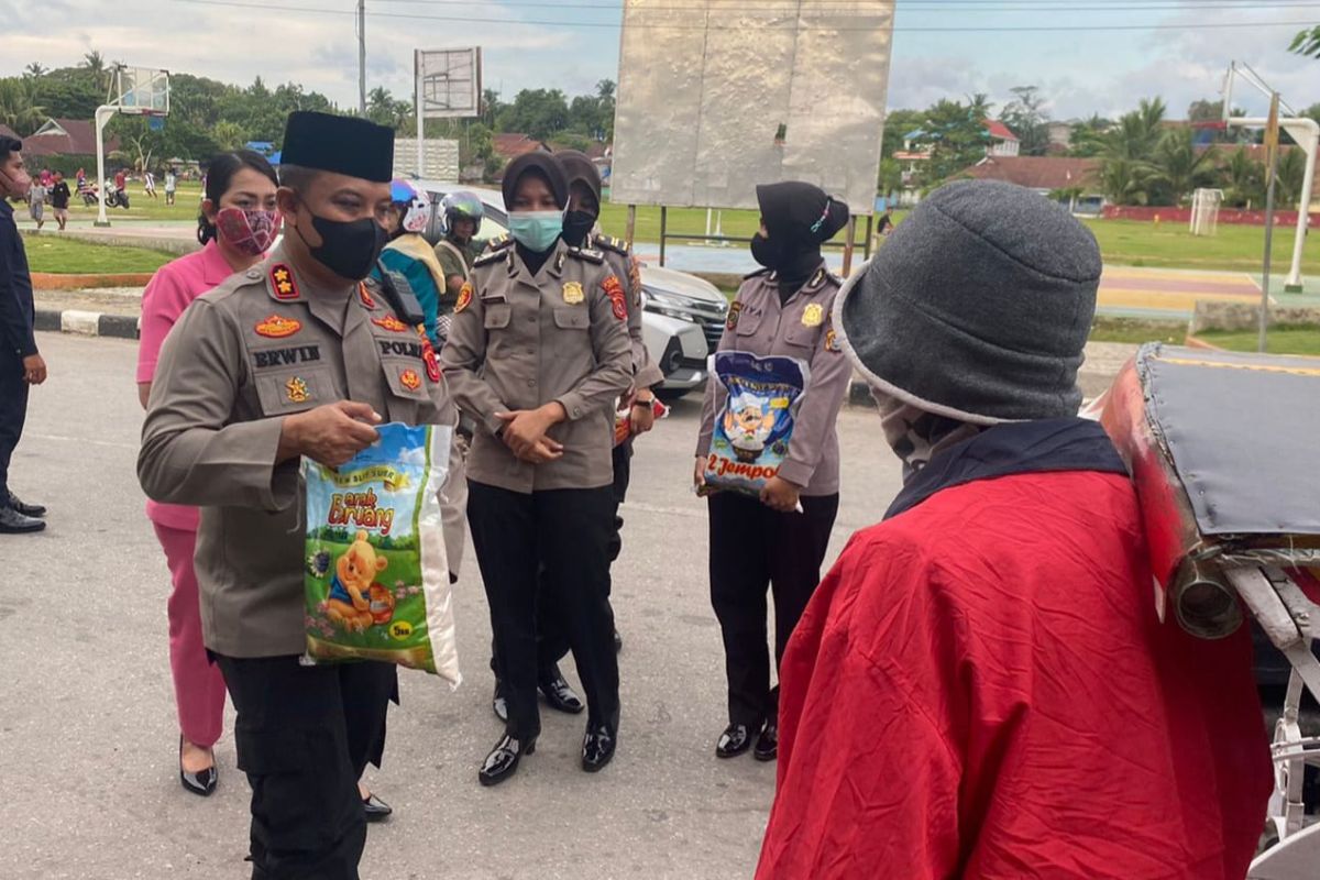 Kapolres dan Bhayangkari Baubau bagikan sembako kepada pemulung