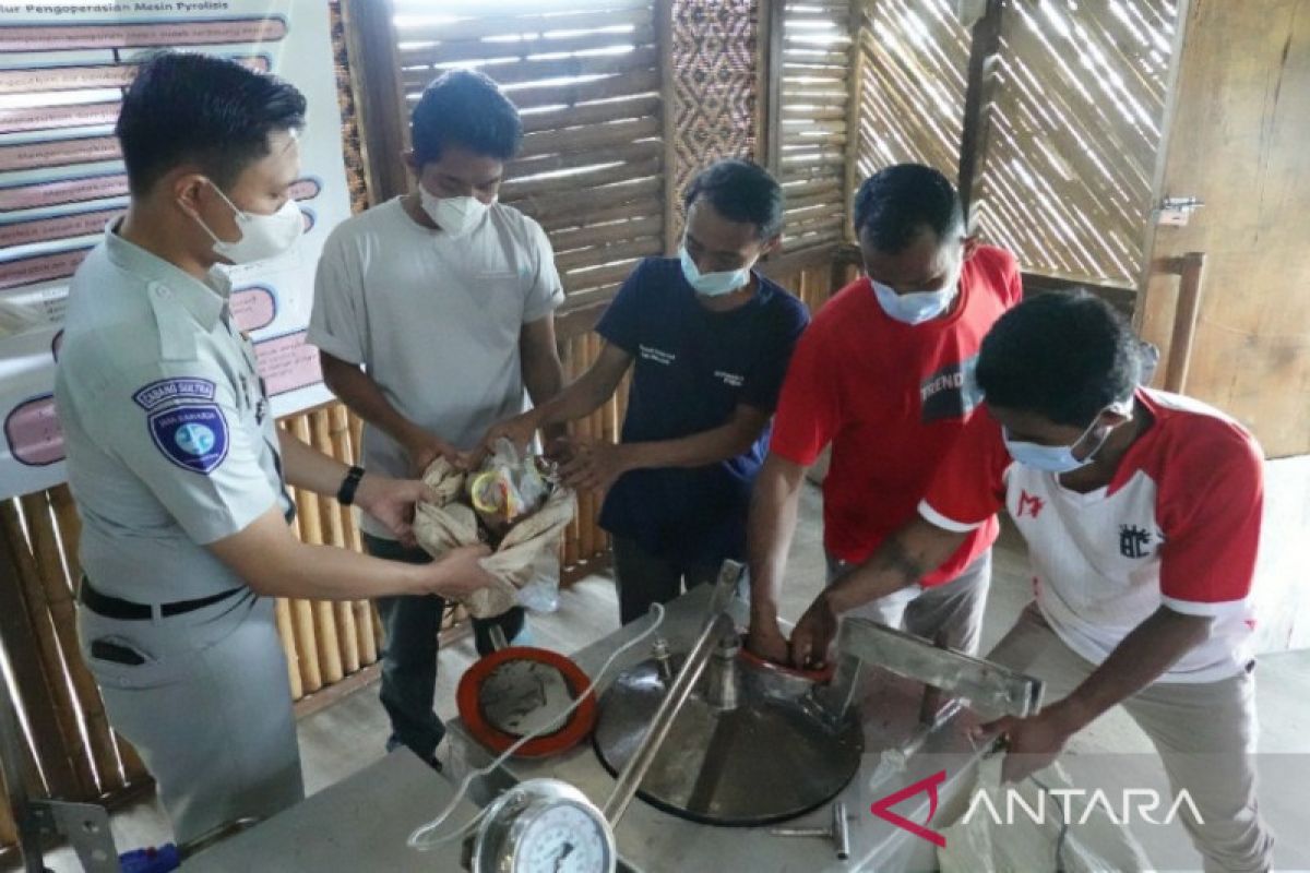 Menyulap sampah jadi solar di bumi Wakatobi