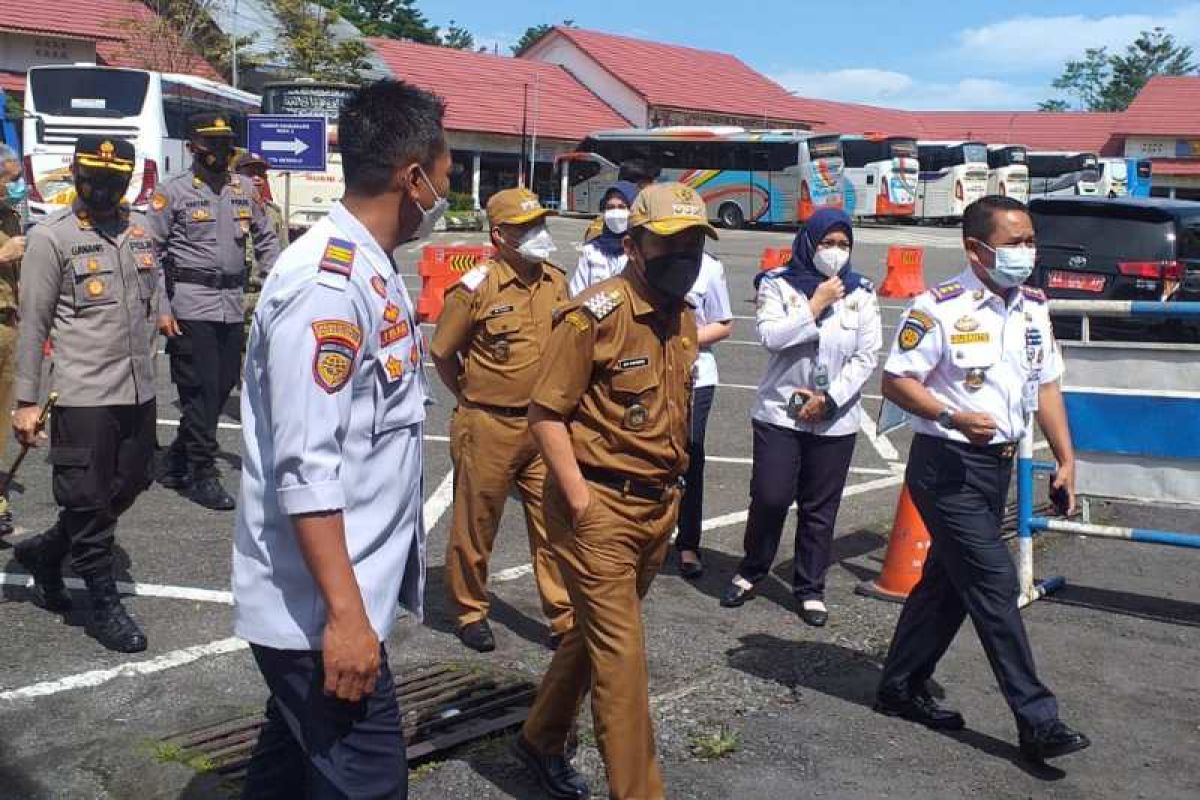 Bupati Wonosobo minta awak angkutan Lebaran vaksinasi  penguat